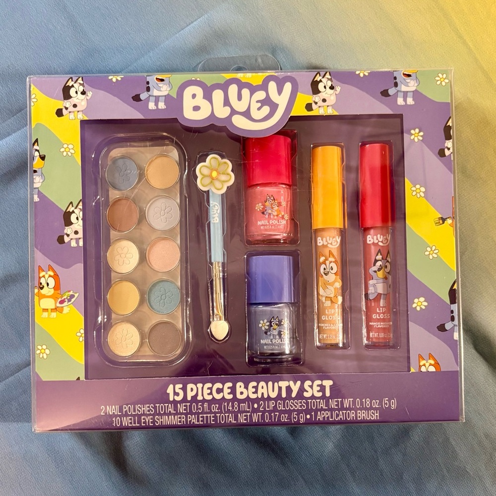Bluey Beauty Set in Tin - Lip Gloss & Eye Shadow Palette New In Box